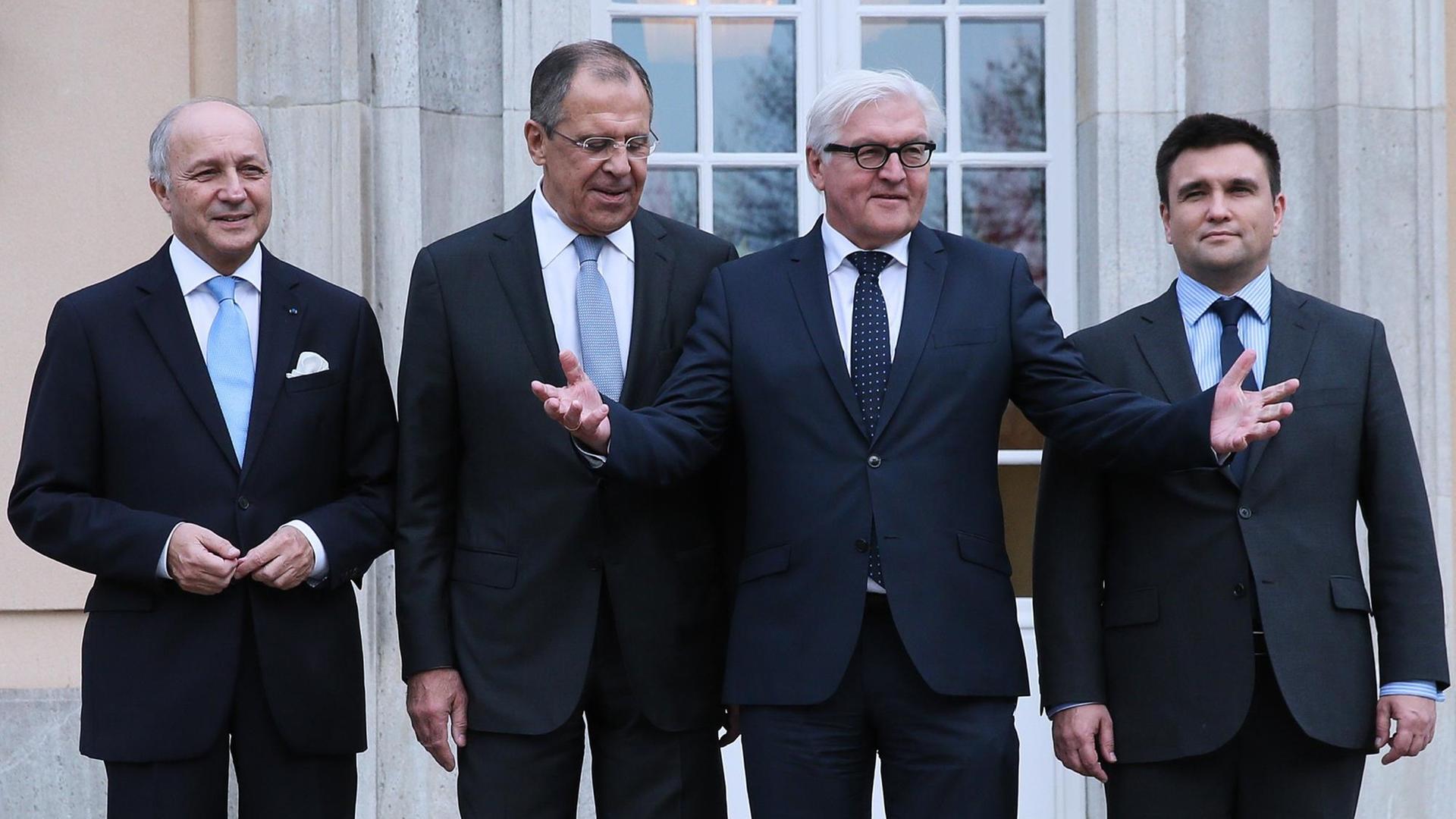 Frankreichs Außenminister Laurent Fabius (v.l.n.r.), sein russischer Amtskollege Sergej Lawrow, Bundesaußenminister Frank-Walter Steinmeier sowie der ukrainische Außenminister Pavel Klimkin posieren bei Gesprächen in Berlin.