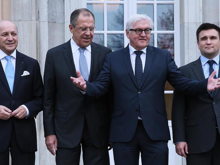 Frankreichs Außenminister Laurent Fabius (v.l.n.r.), sein russischer Amtskollege Sergej Lawrow, Bundesaußenminister Frank-Walter Steinmeier sowie der ukrainische Außenminister Pavel Klimkin posieren bei Gesprächen in Berlin.