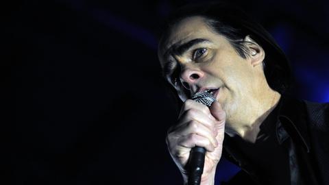 Der australische Sänger Nick Cave mit seiner Band "Nick Cave and the Bad Seeds" 2013 während eines Konzerts in Wien
