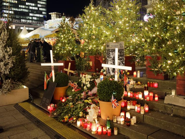 Blumen und Kreuze erinnern am Berliner Breitscheidplatz an die Opfer des Terroranschlags vom 19.12.2016.