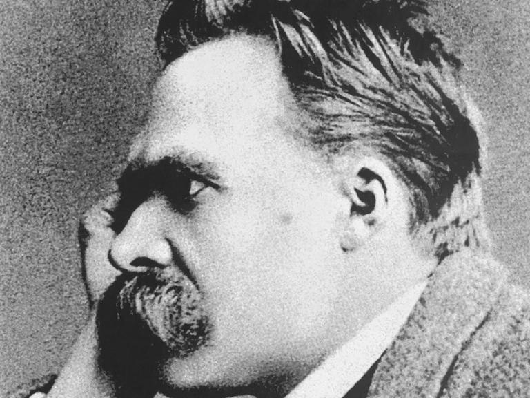 Friedrich Nietzsche auf der Repro eines undatierten Plakates.
