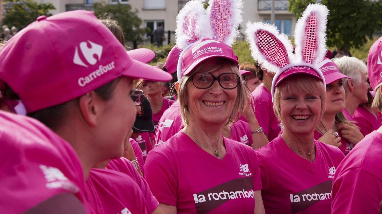 Pink und stark bewältigen Frauen gemeinsam den Halbmarathon im Zeichen der Brustkrebsvorsorge und Therapie.