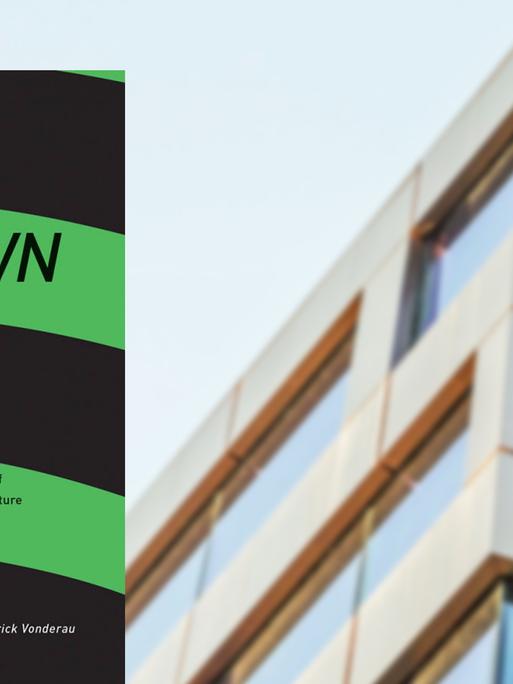 Eine Montage zeigt das Buchcover "Spotify Teardown" neben dem Hauptsitz des Streamingdienstes in Stockholm