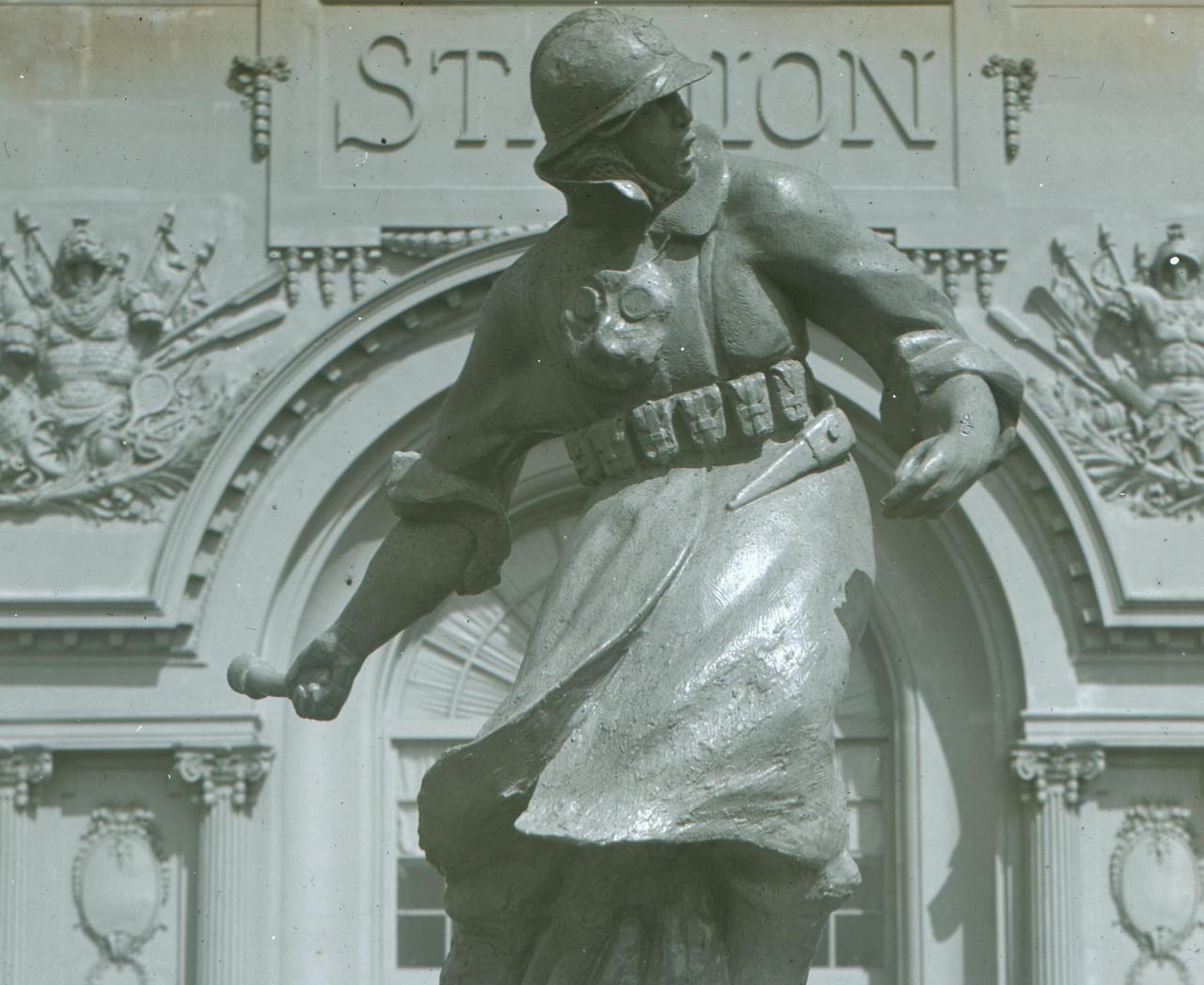 Vor dem Olympiastadion in Antwerpen zeigt eine Statue einen Soldaten mit Granate.