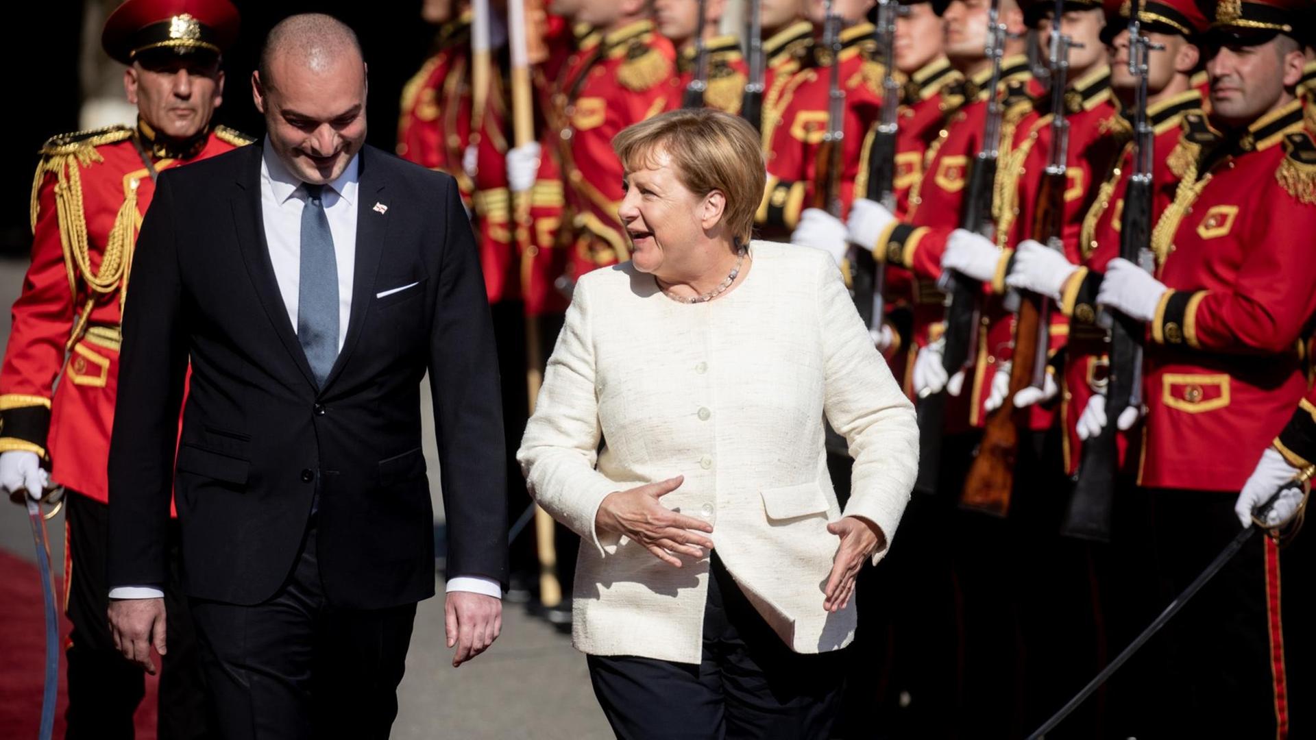 Georgien, Tiflis: Bundeskanzlerin Angela Merkel (CDU) wird mit militärischen Ehren in der Regierungskanzlei von Mamuka Bachtadse, Ministerpräsident von Georgien, empfangen.