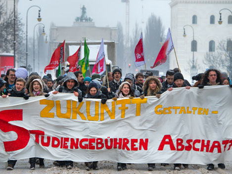 Studenten nehmen in München an einer Demonstration gegen Studiengebühren teil.