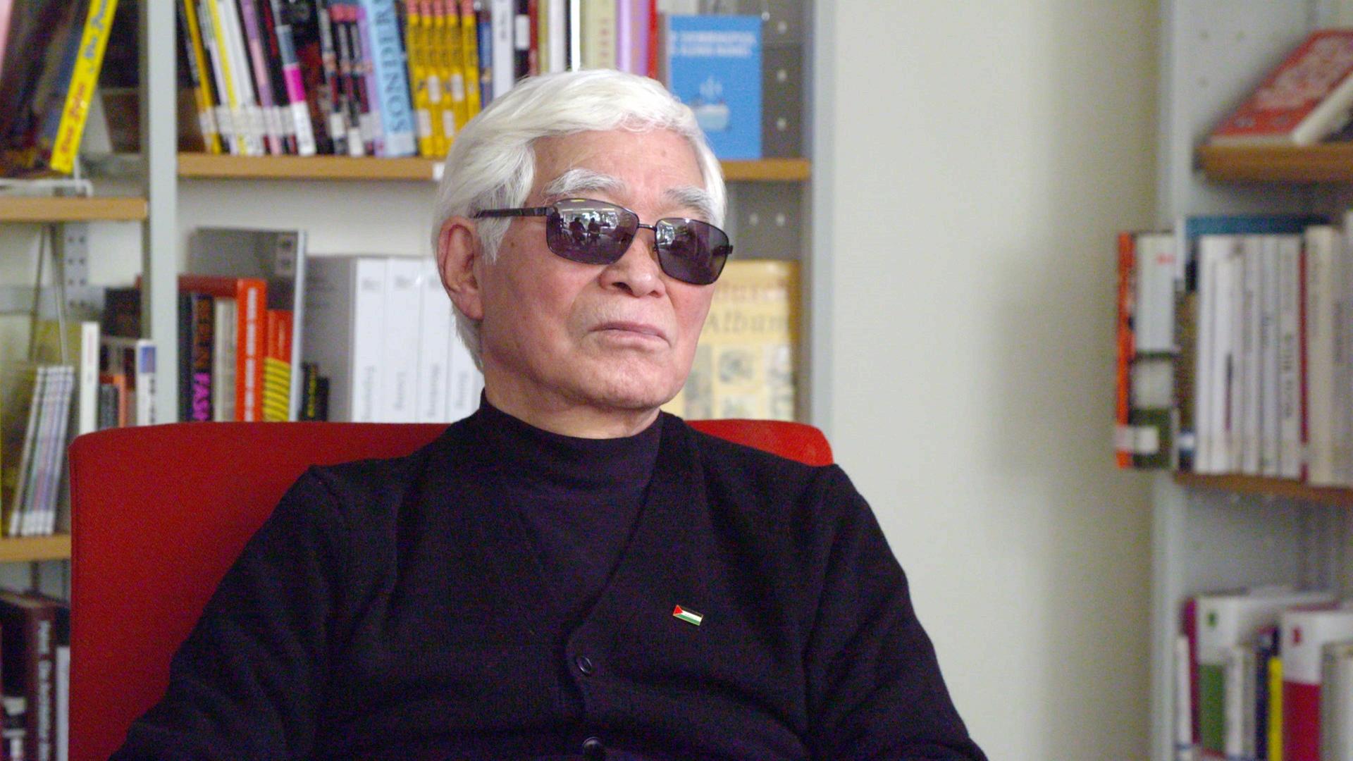 Ein Portrait des japanischen Drehbuchautor und Regisseurs Masao Adachi.