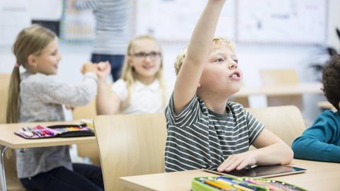 Lernen am Computer: Grundschüler mit Tablet meldet sich (Symbolbild)