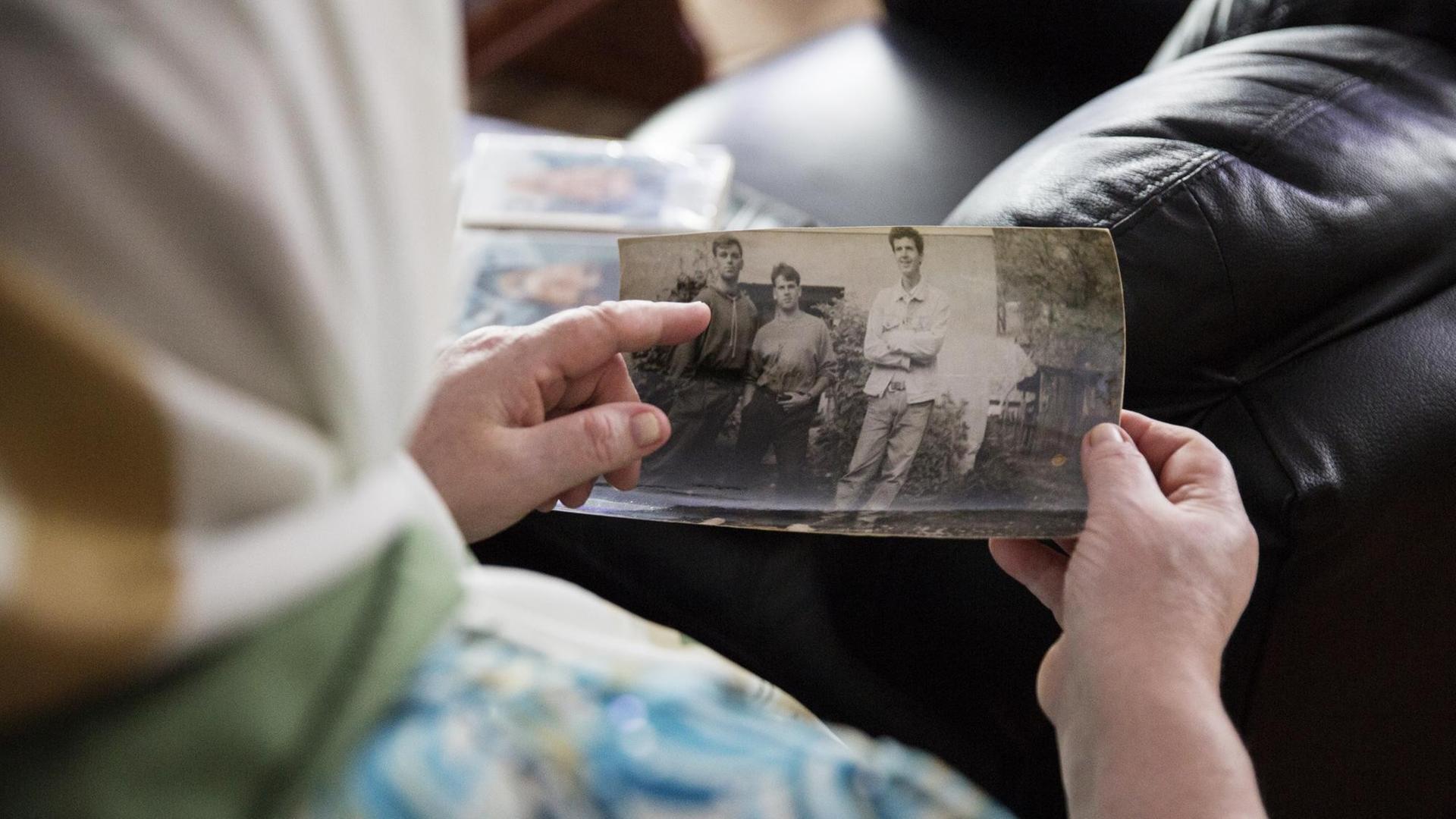 Zineta Ibisevic hält ein Foto ihrer Kinder in den Händen. Die Familie Ibisevic hat ihre beiden Söhne 1995 beim Völkermord an Srebrenica verloren.