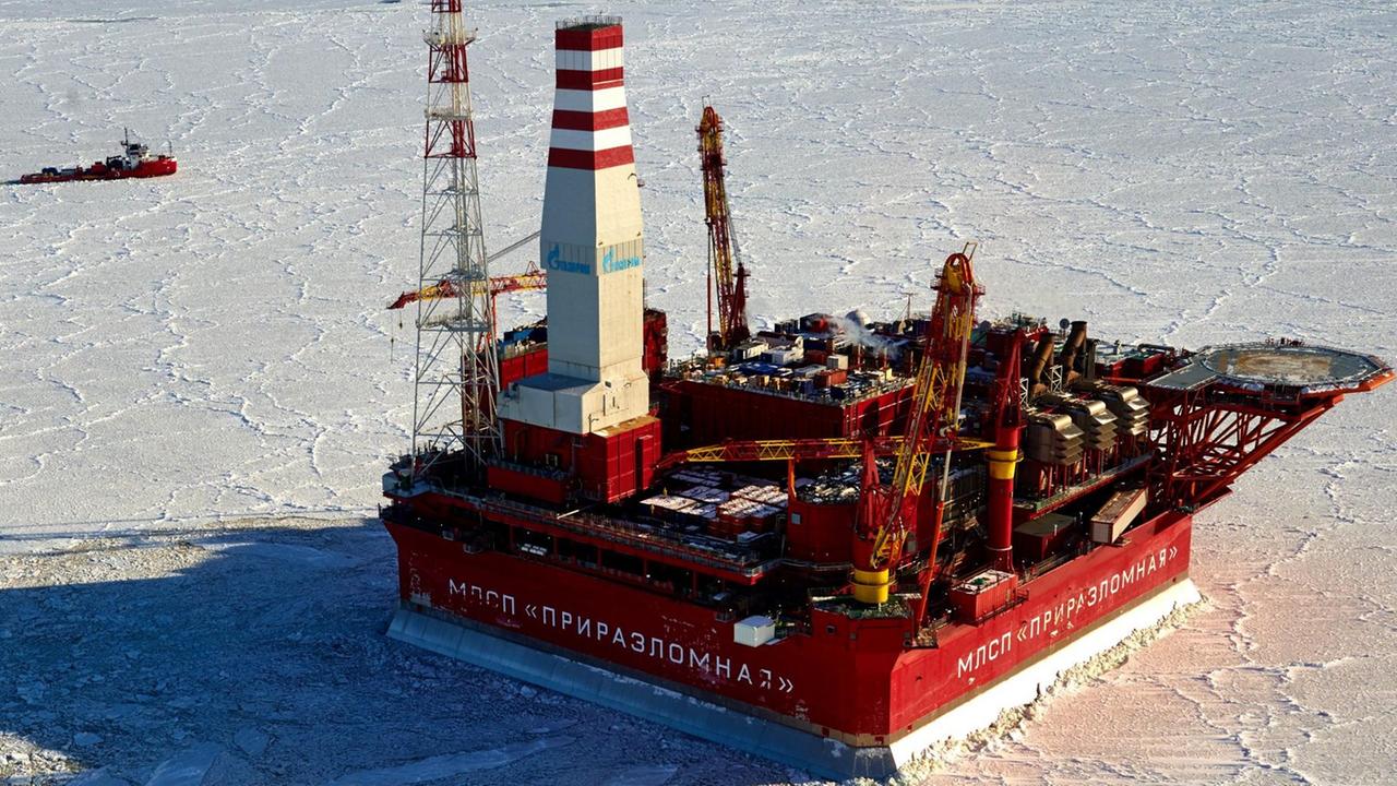 Zu sehen ist die russische Erdöl-Förderplattform Priraslomnaja im Nordpolarmeer. Zu sehen ist die russische Erdöl-Förderplattform Priraslomnaja im Nordpolarmeer.