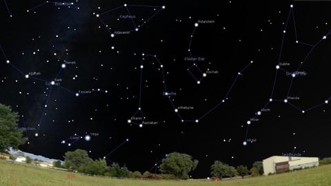 Das Sternbild Drache steht am frühen Morgen am Nordwesthimmel