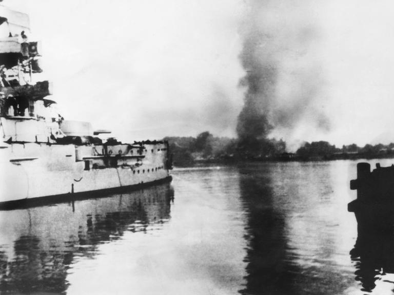 Das im Hafenkanal von Neufahrwasser (Danzig) liegende deutsche Linienschiff "SMS Schleswig-Holstein" nimmt am 01.09.1939 das auf der Westerplatte liegende polnische Munitionslager unter Beschuss