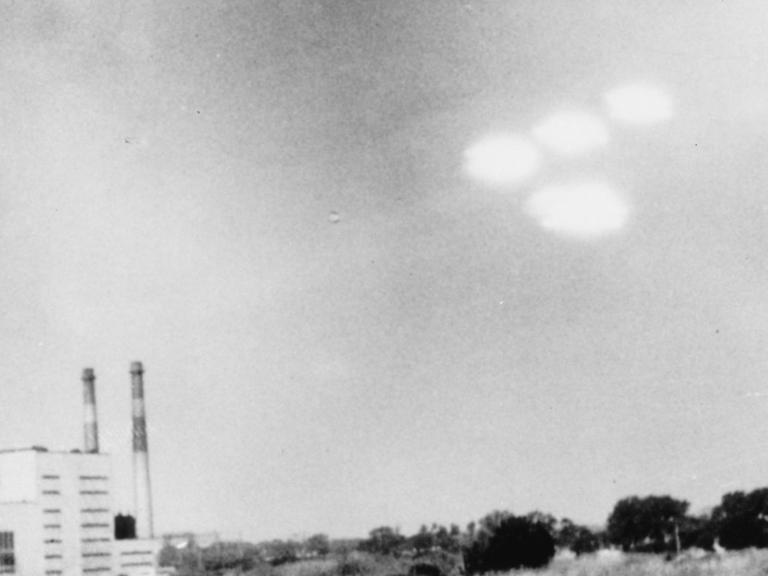 Eine historische schwarz-weiß Fotografie zeigt am Himmel als Ufos bzw. Fliegende Untertassen erscheinende Unbekannte Flugobjekte, die von Shell Alpert, einem Fotograf der US-Küstenwache in Salem, Massachusetts (USA) 16.7.1952 fotografiert wurden.