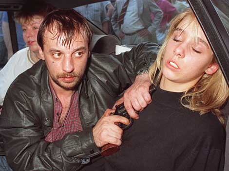 Der Kidnapper Dieter Degowski bedroht am 18. Aug. 1988 in Köln die Geisel Silke Bischoff mit einer Waffe.