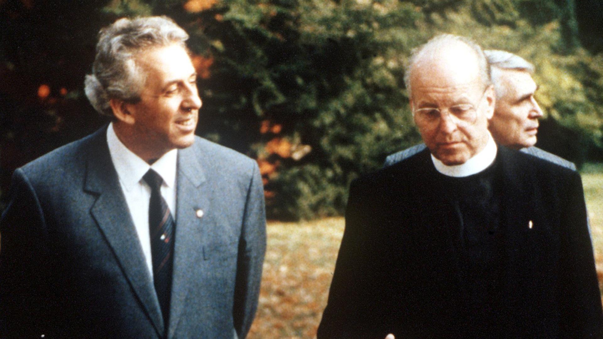 Der designierte SED-Generalsekretär Egon Krenz (l) während einer Unterredung mit Bischof Werner Leich am 19. Oktober 1989.