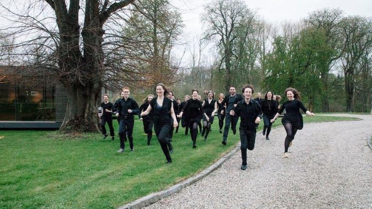 Die jungen Musiker des 'Stegreiforchesters' laufen über eine Wiese