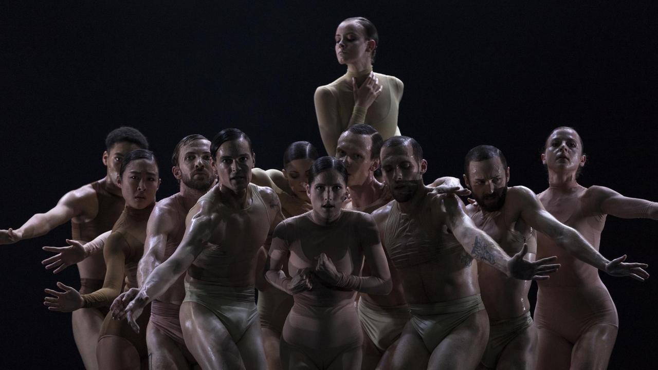 Szene aus der Tanz-Choreographie "Half Life" von Sharon Eyal mit dem Berliner Staatsballett an der Komischen Oper 