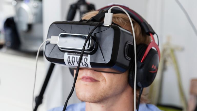 Ein Mann mit Virtual-Reality-Brille