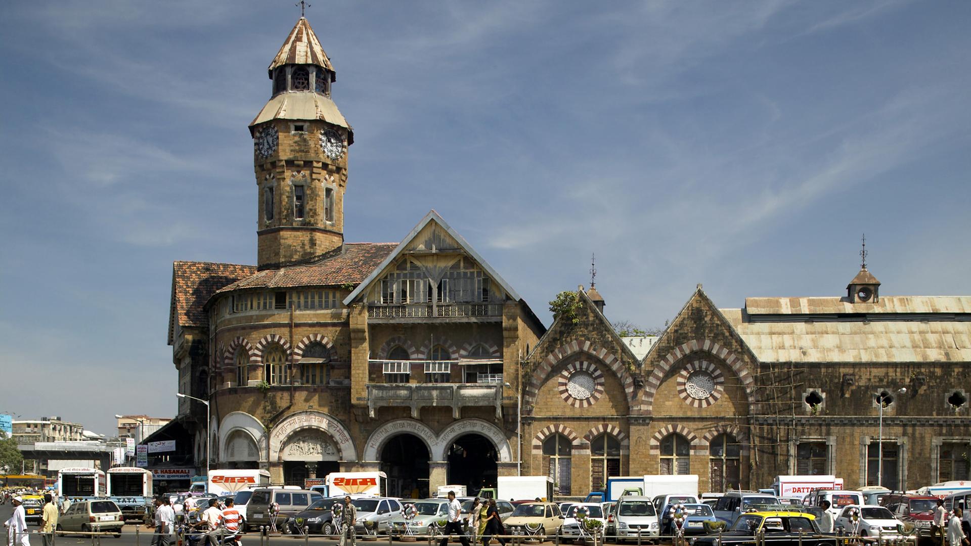 Blick auf den Crawford Market im indischen Mumbai, der von außen einer mittelalterlichen Festung gleicht: Es ist der größte kommunale Markt in der Stadt.