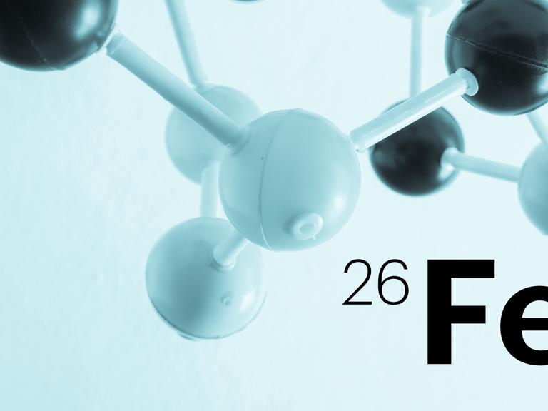 Eine Grafik zeigt Fe 26 vor einem Molekül.
