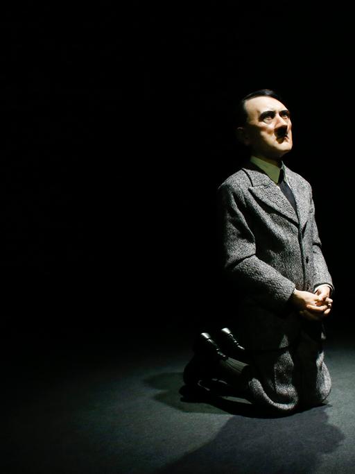 Die Skulptur "Him"von Maurizio Cattelan zeigt einen betenden Adolf Hitler. Sie wurde für rund 15 Millionen Euro bei Christie's in New York versteigert.