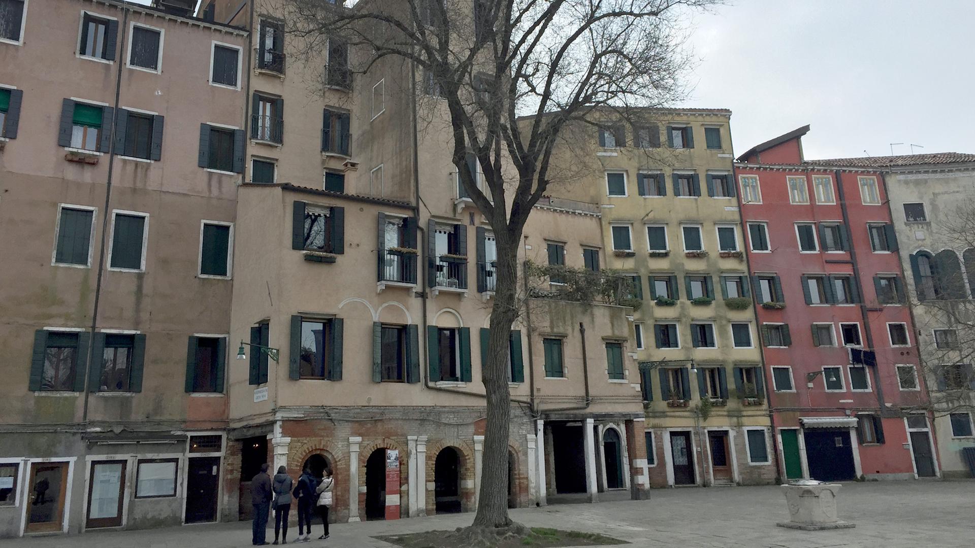 Blick auf den "Campo Ghetto Nuovo", Hauptplatz des Juden-Ghettos in Venedig, das 1516 als eigener Stadtteil eingerichtet wurde
