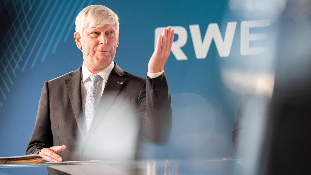Rolf Martin Schmitz, Vorstandsvorsitzender von RWE, spricht während einer Pressekonferenz zur Neuaufstellung des Konzerns nach Übernahme der erneuerbaren Energien von Eon und Innogy am 30. September 2019.