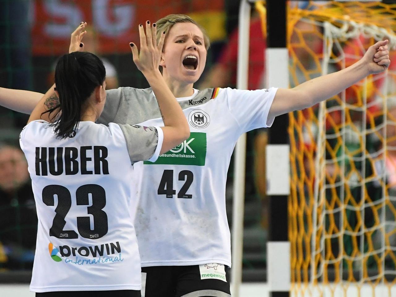 Deutschlands Svenja Huber (l.) und Friederike Gubernatis freuen sich über den Sieg gegen Südkorea bei der Handball-WM in Leipzig. 