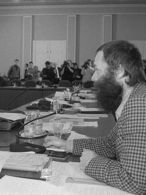Der Mitbegründer der Sozialdemokratischen Partei SDP (seit 13.1.1990 SPD) Markus Meckel nimmt im Januar 1990 am Zentralen Runden Tisch im Konferenzgebäude des Ministerrates der DDR am Schloss Niederschönhausen (heute Schönhausen) in Berlin-Pankow teil.