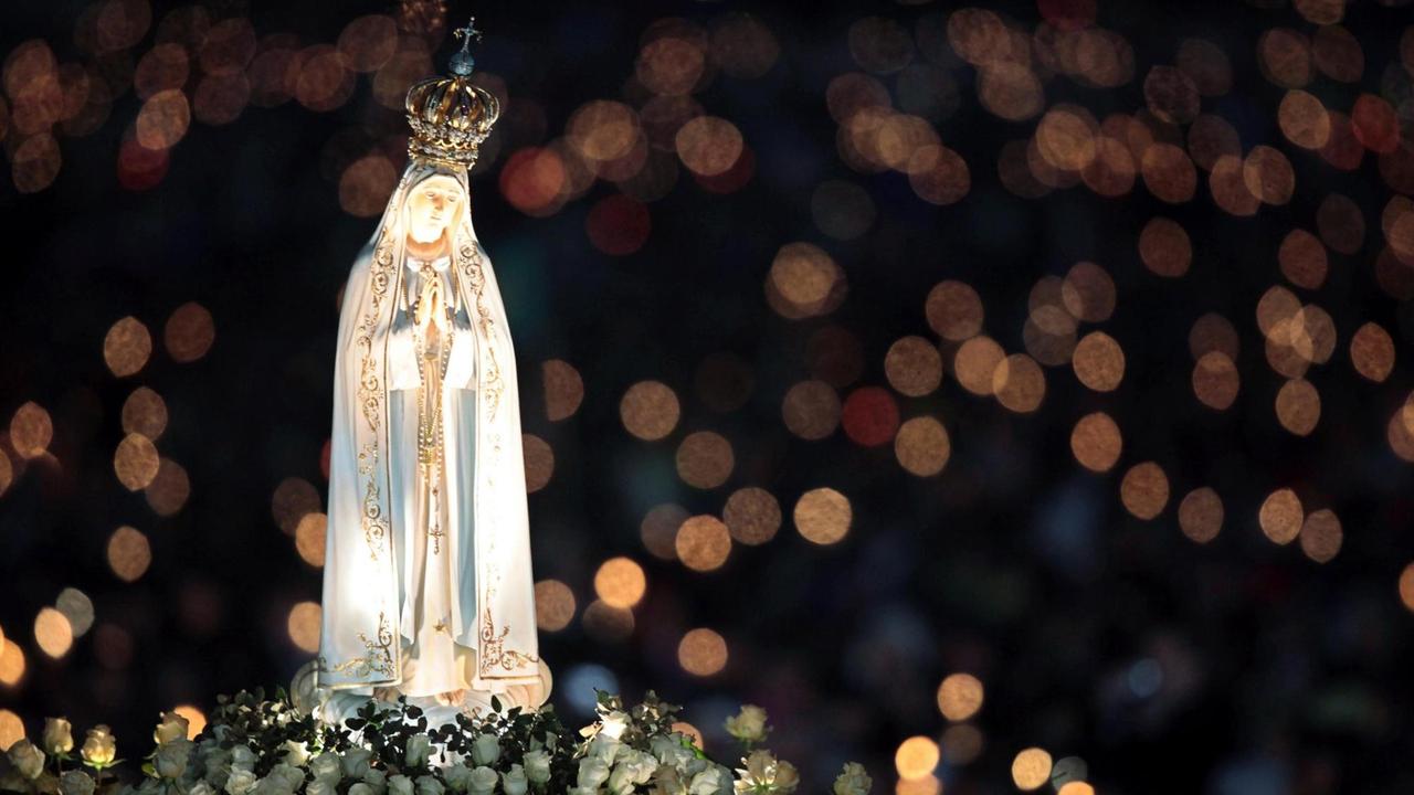 Eine Marienstatue während der traditionellen Kerzenprozession im Heiligtum von Fatima. (Bild: dpa / Lusa / Antonio Cotrim)
Eine Marienstatue während der traditionellen Kerzenprozession im Heiligtum von Fatima. (Bild: dpa / Lusa / Antonio Cotrim)