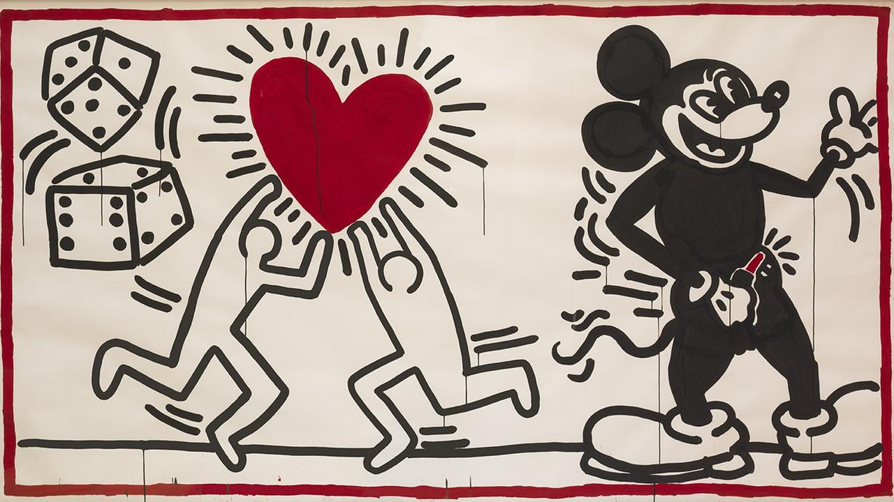 Keith Haring: Ohne Titel (1982), Sumi-Tinte und Acryl auf Papier, auf Leinwand aufgezogen. Das Bild zeigt zwei Männchen, die ein rotes großes Herz über ihren Köpfen balancieren, links daneben zwei Würfel, rechts neben ihnen eine große Micky-Mouse-Figur.