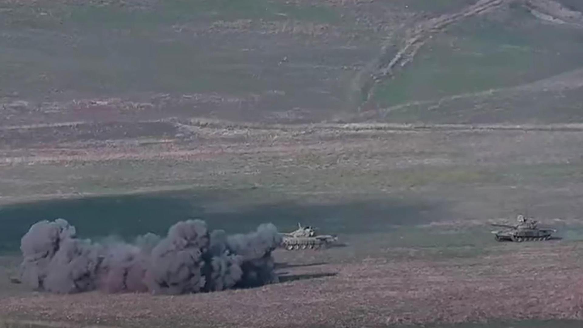 Das ist ein Foto, das von einem Video stammt, das das armenische Verteidigungsministerium veröffentlicht hat. E soll die Zerstörung von Panzern zeigen.