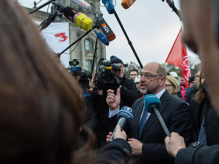 SPD-Chef Schulz spricht bei einem Treffen mit Siemens-Beschäftigten, die vor dem Reichstag in Berlin gegen die geplanten Stellenstreichungen demonstrieren zu Journalisten.