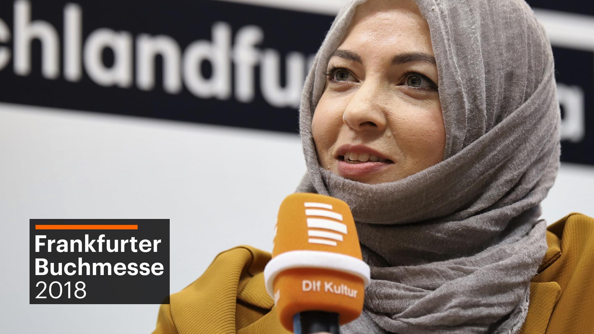 Khola Maryam Hübsch spricht in ein Mikro