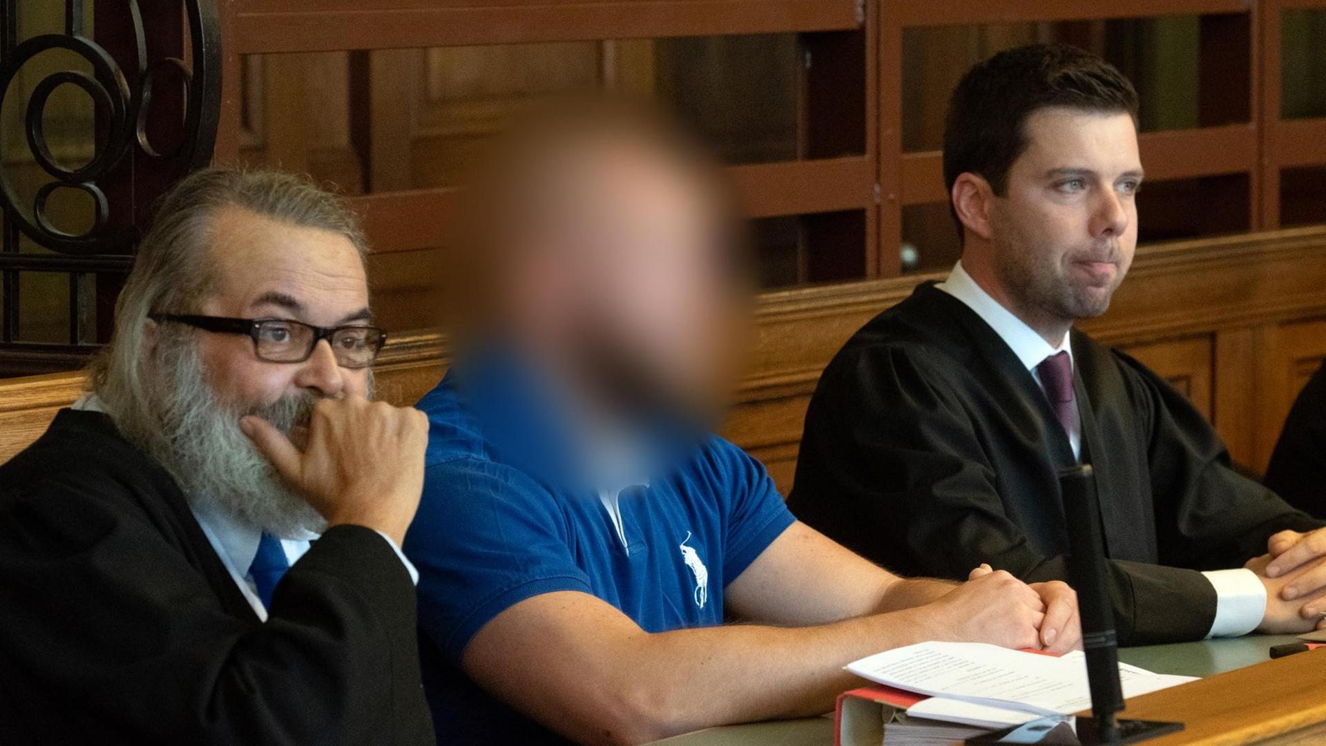Einer der Angeklagten (M) sitzt im Gerichtssaal in Berlin. Dort muß er sich mit einem weiteren Angeklagten erneut wegen des illegalem Autorennens mit tödlichem Ausgang auf dem Kurfürstendamm verantworten.