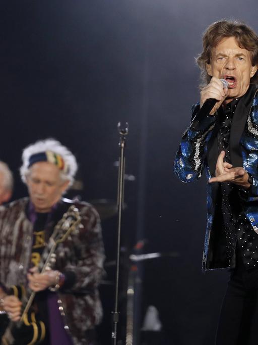 Mick Jagger von den Rolling Stones singt ins Mikrofon.