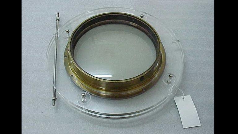 Das Objektiv des alten Merz-Refraktors ist im Museum of Applied Arts and Sciences ausgestellt