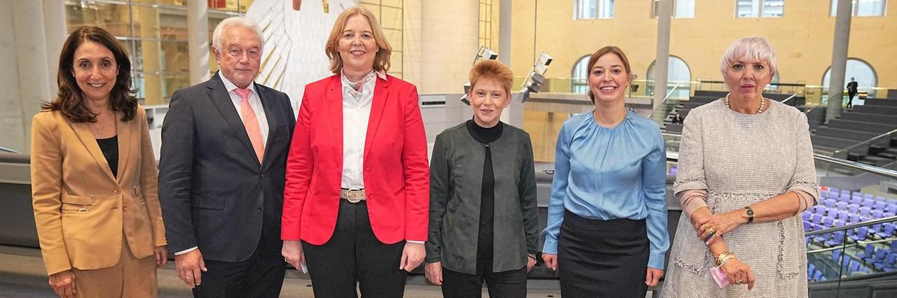 Die neue Präsidentin des Bundestages, Bärbel Bas, steht mit den anderen Präsidiums-Mitgliedern in einer Reihe