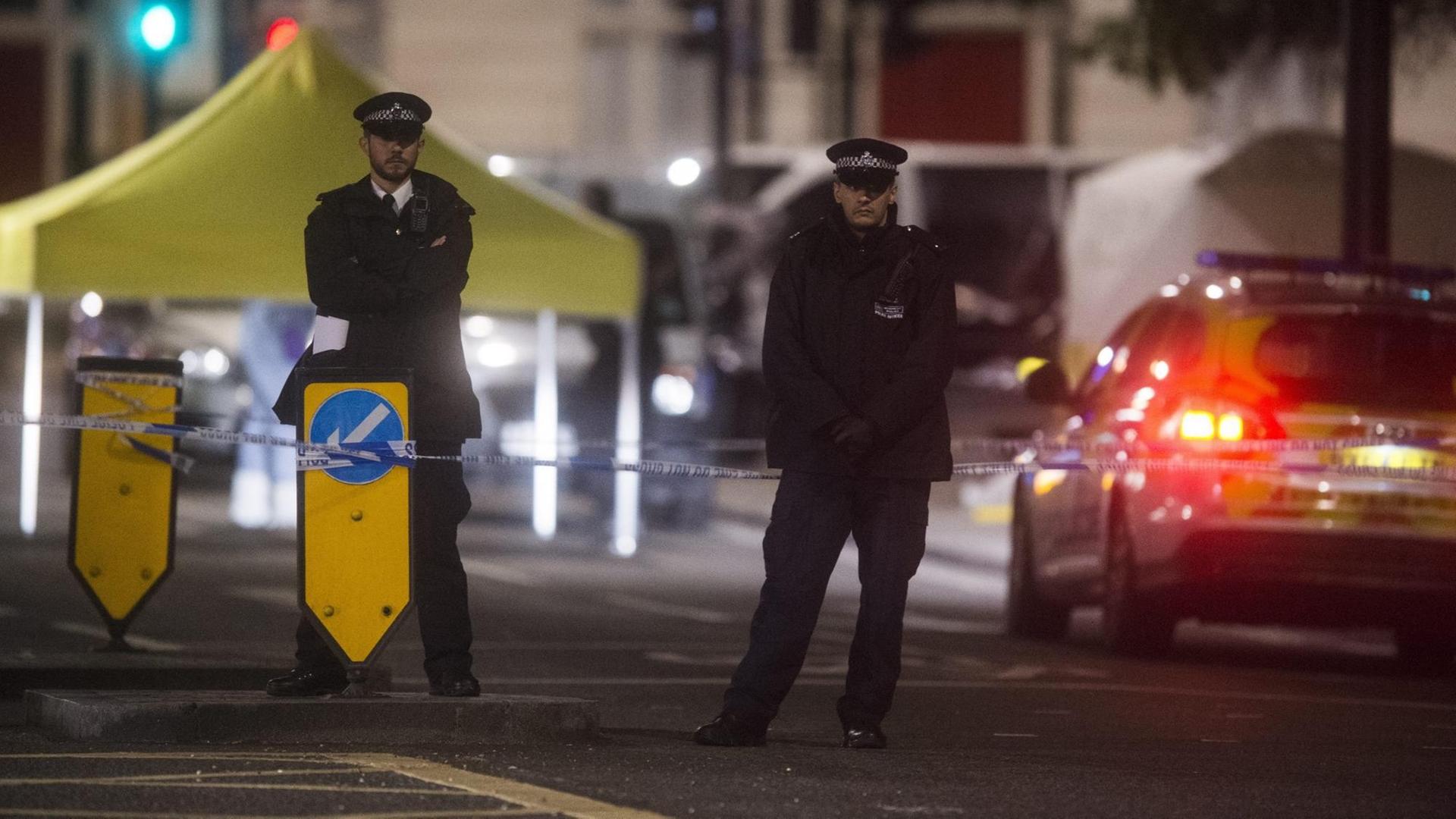 Polizisten am Russell Square in London, auf dem ein Mann eine Frau erstach und fünf weitere Menschen verletzte.