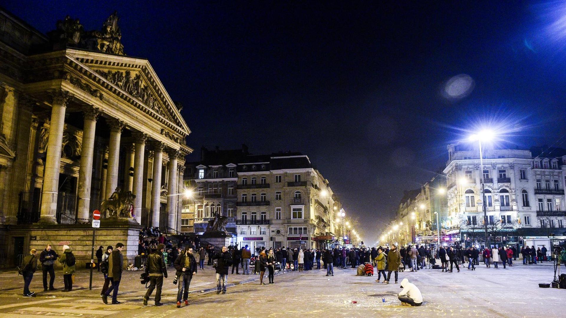 Spontan kamen am Abend und in der Nacht Menschen auf dem Place de la Bourse zusammen.