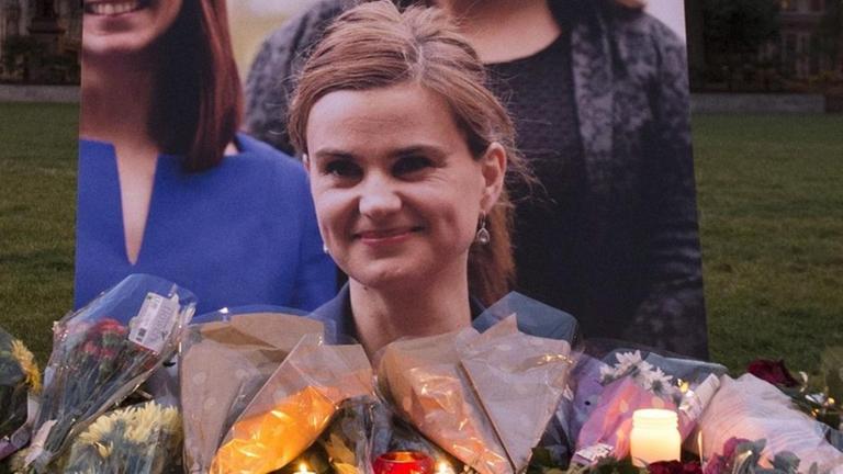 Blumen als Zeichen der Trauer um die Abgeordnete Jo Cox liegen am Parliament Square in London, Großbritannien.