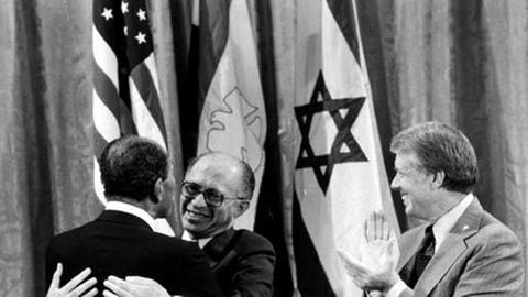 Der ägyptische Präsident Anwar Sadat und der israelische Ministerpräsident Menachem Begin (m.) mit US-Präsident Jimmy Carter (re.)