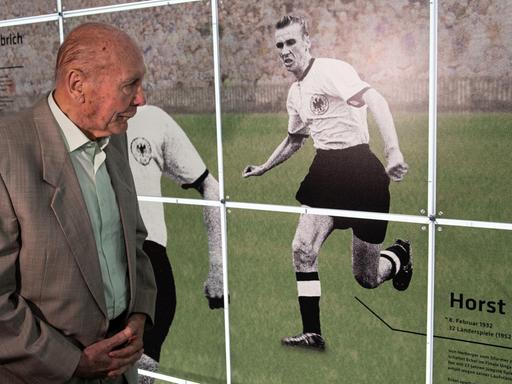 Weltmeister Horst Eckel betrachtet die Sonderausstellung "Post vom Chef - Herbergers Briefe an die Weltmeister.