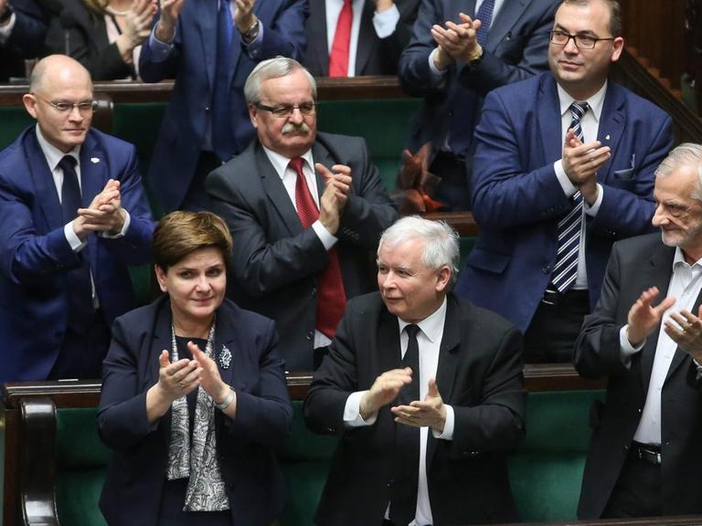 Polens Ministerpräsidentin Beata Szydlo und PiS-Chef Jaroslaw Kaczynski applaudieren nach der Verabschiedung des umstrittenen Gesetzes über das Verfassungsgericht.