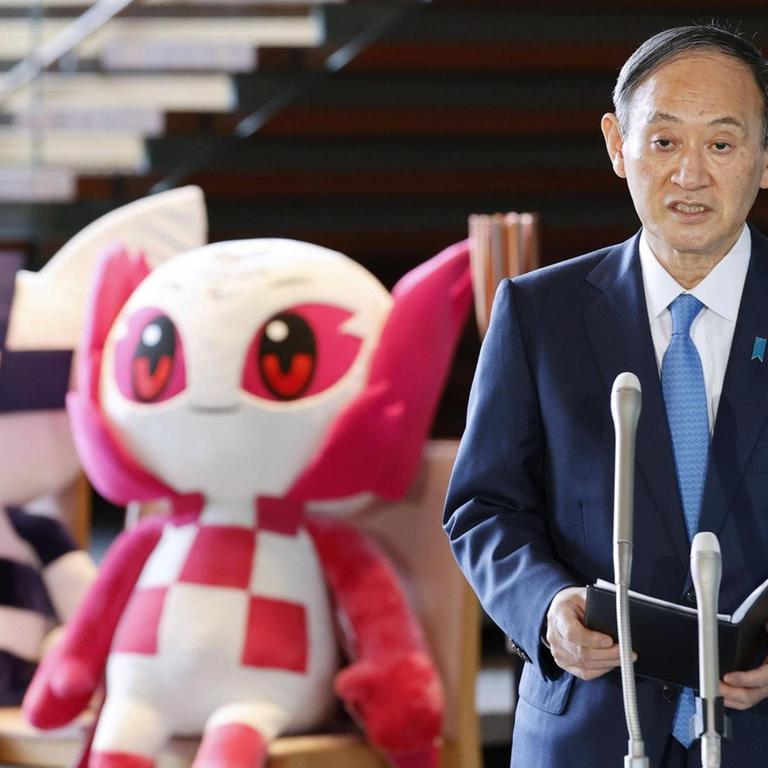 Tokyo Olympic torch relay Japanese Prime Minister Yoshihide Suga speaks to reporters at his office in Tokyo on March 25, 2021, alongside Tokyo 2020 Olympic and Paralympic mascots, Miraitowa and Someity. The torch relay for the Tokyo Games started the same day in Japan s northeastern prefecture of Fukushima. PUBLICATIONxINxGERxSUIxAUTxHUNxONLY 