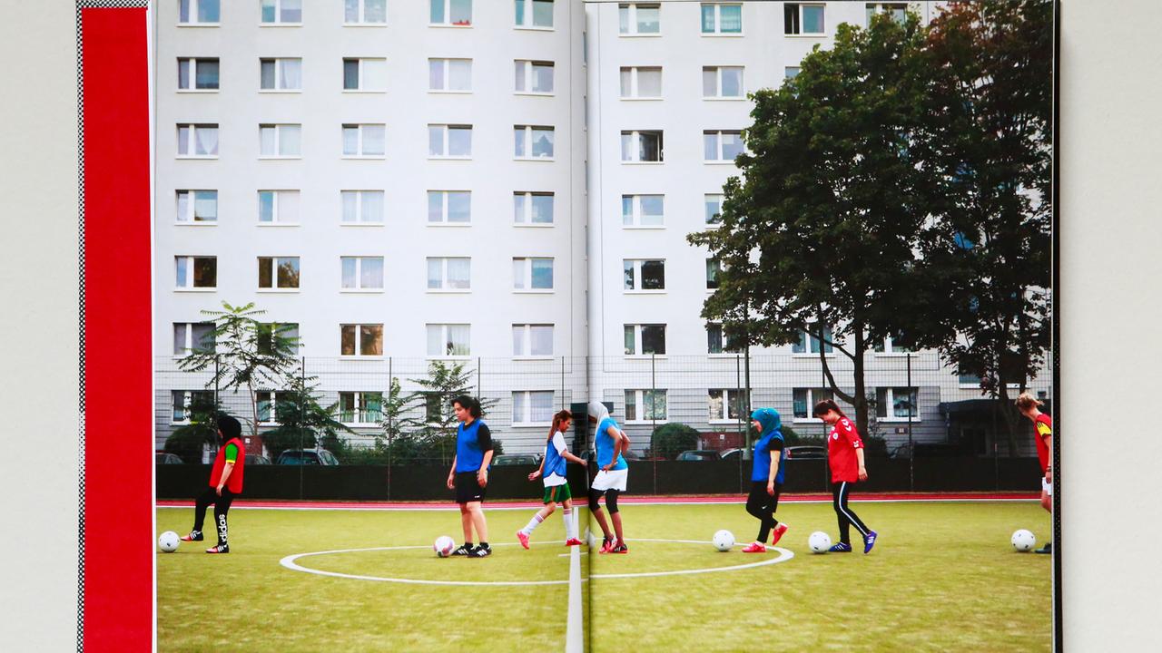 Frauen-Fußball vor Plattenbau-Tristesse; Foto von Alexa Vachon aus ihrem Band "Rise" Frauen-Fußball vor Plattenbau-Tristesse; Foto von Alexa Vachon aus ihrem Band "Rise"