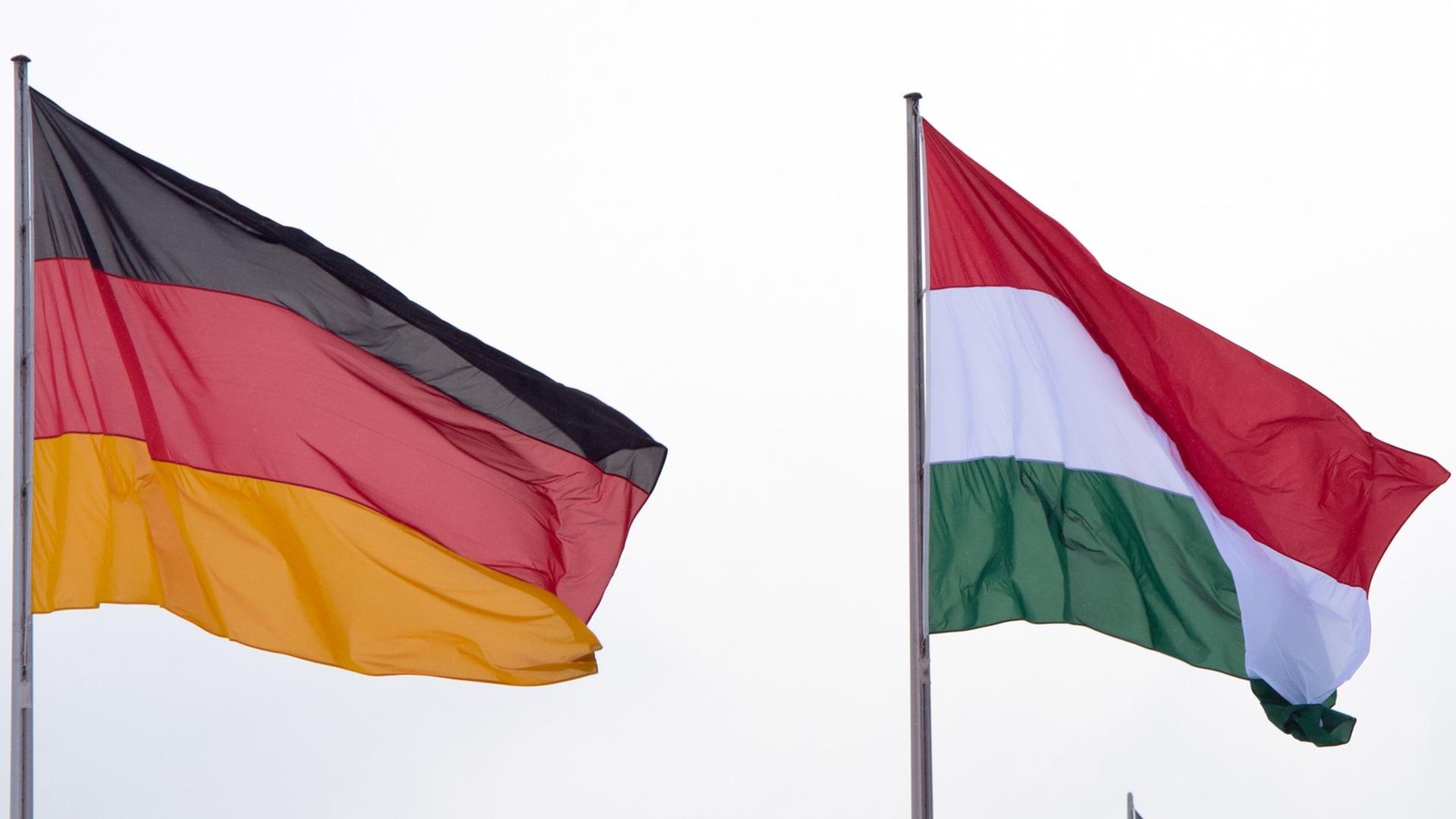 Die Flaggen der Bundesrepublik Deutschland und Ungarns.