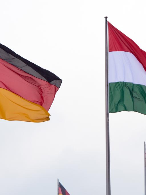 Die Flaggen der Bundesrepublik Deutschland und Ungarns.