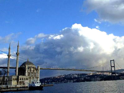 Istanbul mit Brücke über den Bosporus.