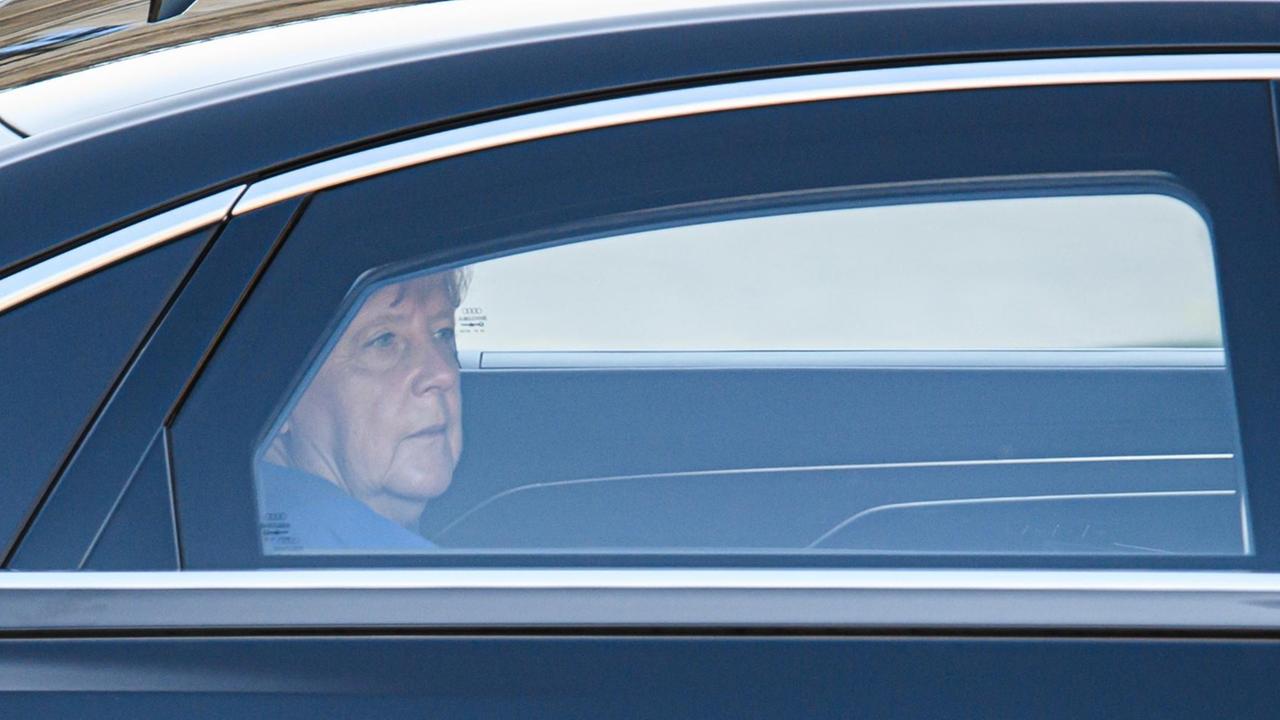 Bundeskanzlerin Angela Merkel (CDU) schaut aus dem Fenster ihres Dienstwagens, 09.09.2021.